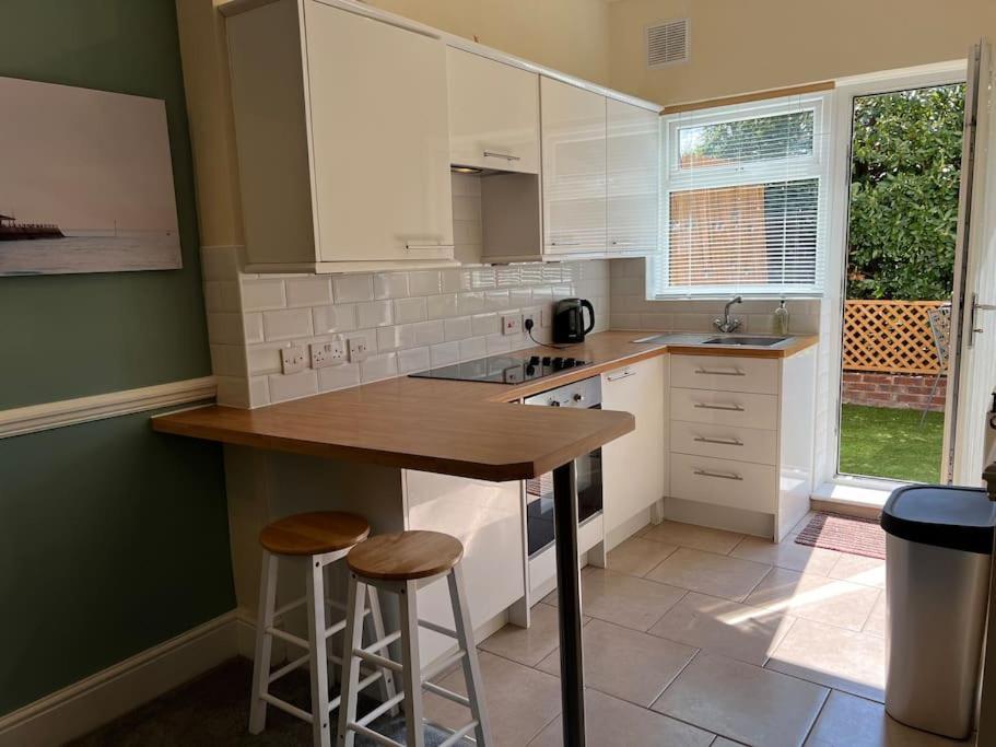 Cosy Coach House Garden Apartment By The Sea, Own Entrance Door, Garden Terrace With Exclusive Rear Door Access & Free Reserved Parking Space Only 2 Mtrs From Your Apt Door! Early Checkin From 3Pm And Late Check Out Till 11Am Available! บรอดสแตร์ส ภายนอก รูปภาพ